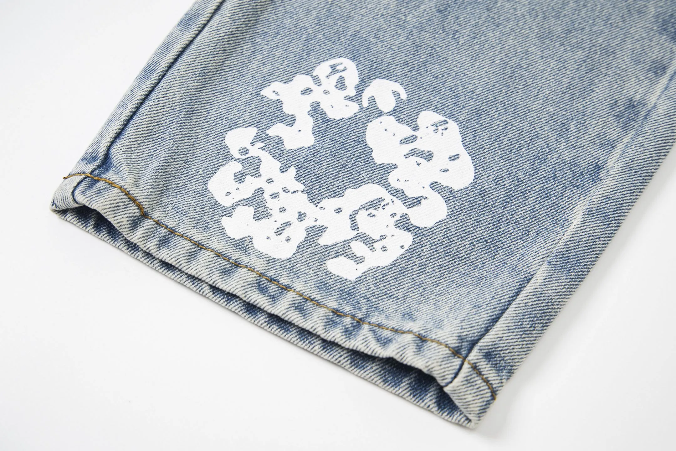 #8197 P220💰 DENIM TEARS Kapok American niche brand printed washed straight jeans. Produced by a major washed factory. Full of high-end feel. Knee part destroyed design with patchwork design. Already used as facade design. Leather waist nameplate. The focus of this style is not on washing, but on the destroyed shape and version. The secret lies in the craftsmanship of the master. The cost of post-production grinding, machining, knife cutting, etc. is far beyond comparison with assembly line products. Color: black, blue, gray. Size: 28-36 (corresponding to S-XXL)